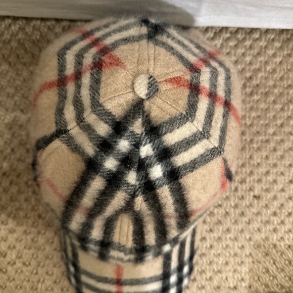 Burberry 100% cashmere brand new cap. In Burberry signature fabric. New no tags - Picture 2 of 6